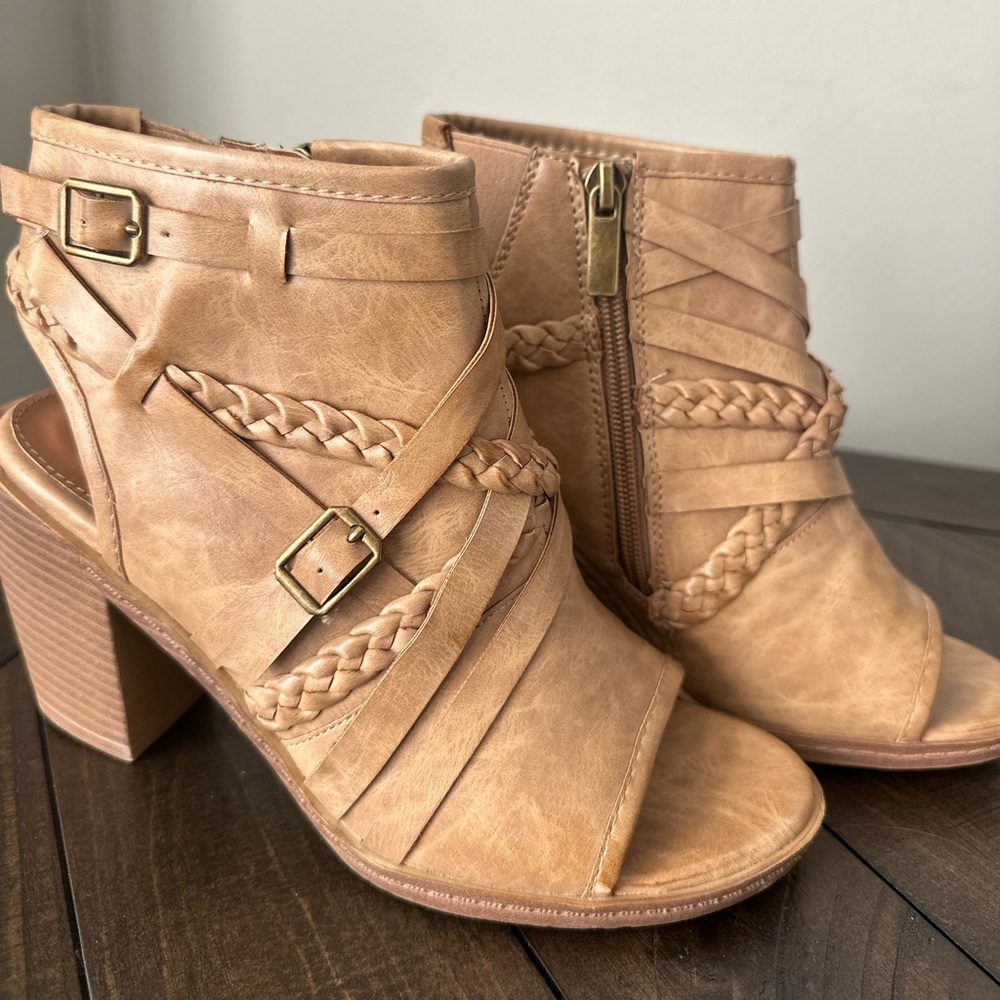 Vintage 93 Womens Bradyn Ankle High Sandal Tan Faux Leather Side Zip. Size 7.
